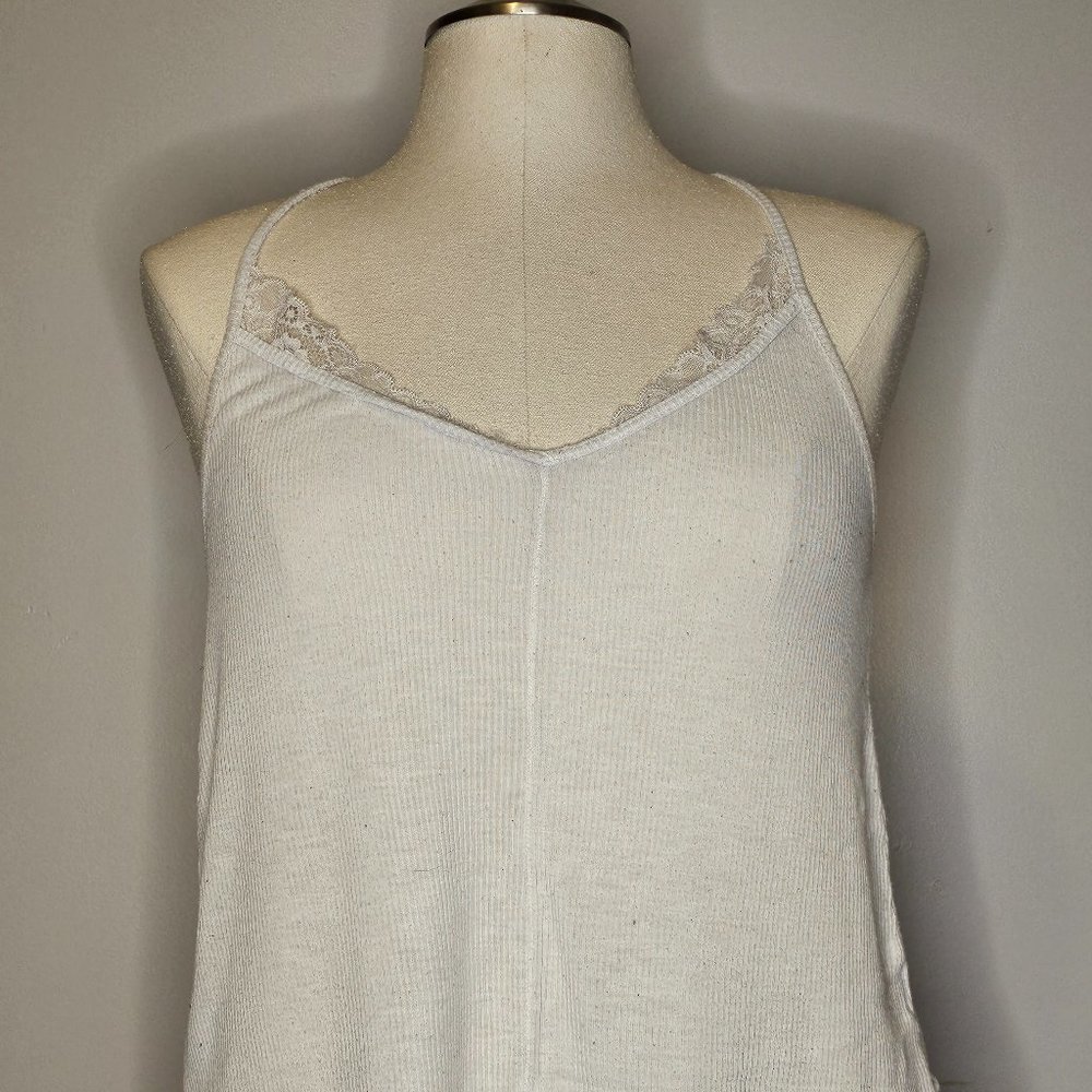 Thin white ribbed tank top with lace details